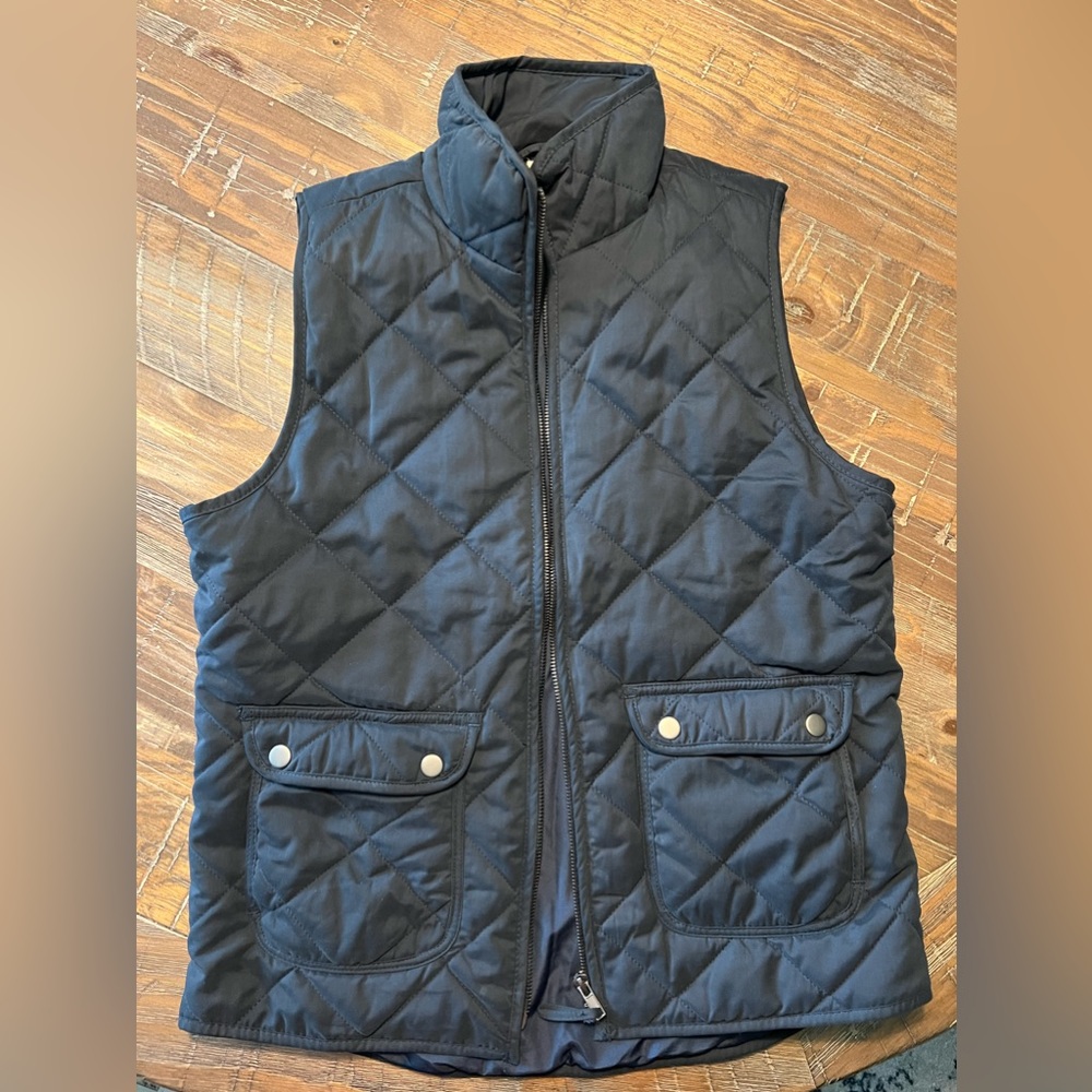 Kinnucans quilted women’s navy vest! Size M.